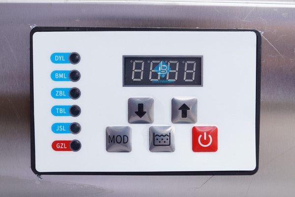 Bảng điều khiển của máy làm đá viên GQ-100