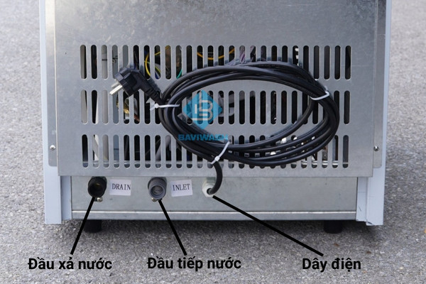 Mặt sau của máy