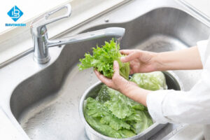 Rửa rau xà lách sống đúng cách
